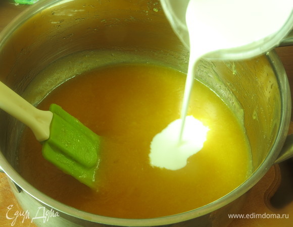 Наливаем сливки.