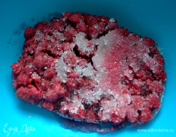 Малину или клюкву засыпать второй половиной сахара.