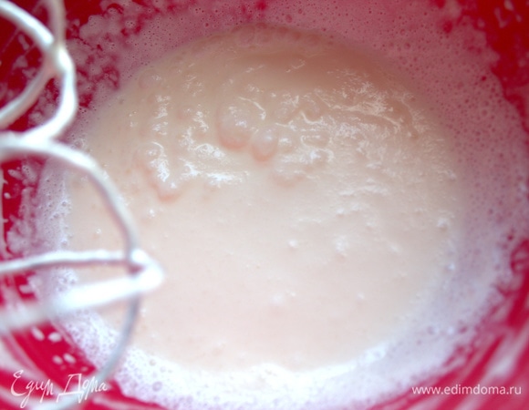 Отдельно взбить сливки.