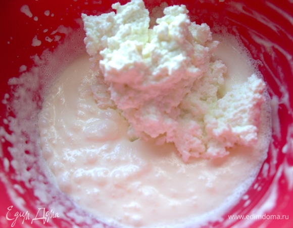 В сливки перенести творог.