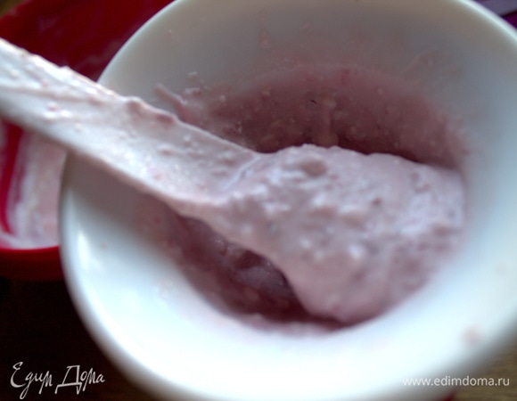 Мешаем ложкой из набора 5–7 минут до загустения.