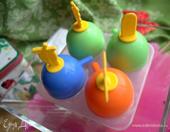 Закрываем и замораживаем на несколько часов.