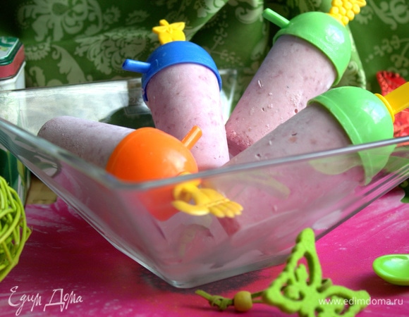 Опустить в теплую воду (или под кран) формы, чтобы лучше вытащить мороженое.
