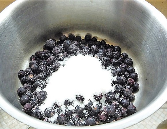В небольшую кастрюлю насыпаем ягоды черной смородины, добавляем 30 грамм сахара, вливаем 30 мл воды и чайную ложку коньяка, перемешиваем и ставим на огонь. Доводим смородину до кипения, варим 5–7 минут на слабом огне, помешиваем. По истечении времени снимаем с огня и даем смородине остыть.