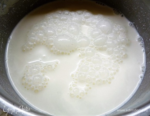 В кастрюльку наливаем сливки и молоко, ставим на слабый огонь и нагреваем, не доводя до кипения.