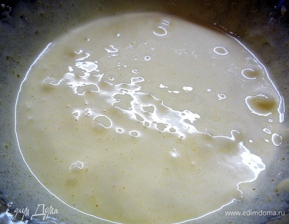 В большую миску кладем желтки, ванилин и 130 грамм сахара. Взбиваем миксером, пока масса не увеличится в объеме и не побелеет.