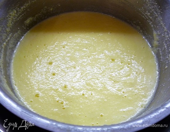 Затем в желтковую смесь вливаем тонкой струйкой горячее молоко со сливками, помешивая венчиком.