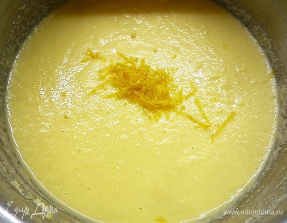 Выливаем смесь обратно в кастрюлю и нагреваем на слабом огне, постоянно помешивая, пока крем не начнет густеть. Не доводим крем до кипения. Готовый крем густой и не сползает с ложки. Снимаем кастрюлю с огня и остужаем. Можно кастрюлю поставить в чашку с водой — так крем быстрее остынет. Добавляем цедру лимона, перемешиваем.