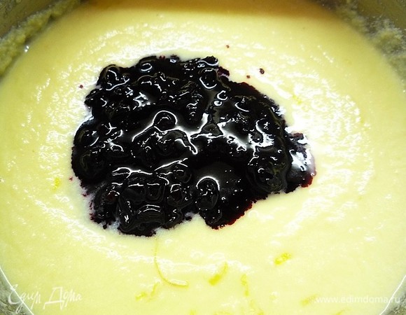 В остывший крем добавляем черную смородину и перемешиваем.