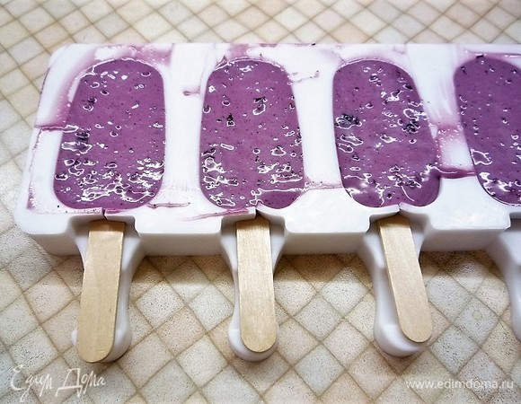 Заливаем в формочки для эскимо и ставим в морозилку на 4–5 часов. Остальную часть пюре я заморозила в пластиковом контейнере.