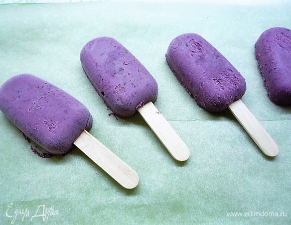 По истечении времени вынимаем мороженое из формочек, окунаем в лимонную глазурь, поливаем сверху темным шоколадом и убираем в морозилку до подачи.