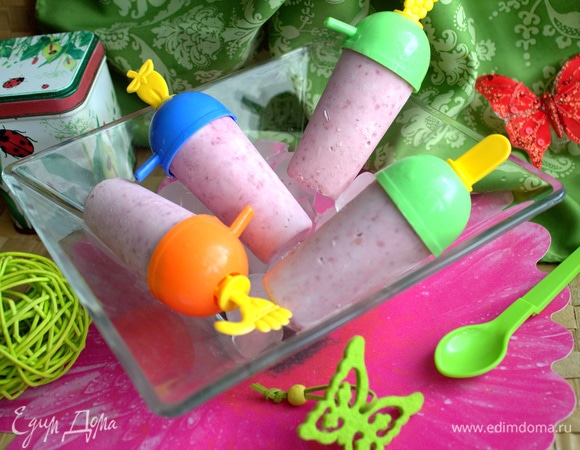 Мороженое можно приготовить единым куполом и подать в виде тортика. Обсыпать орешками.