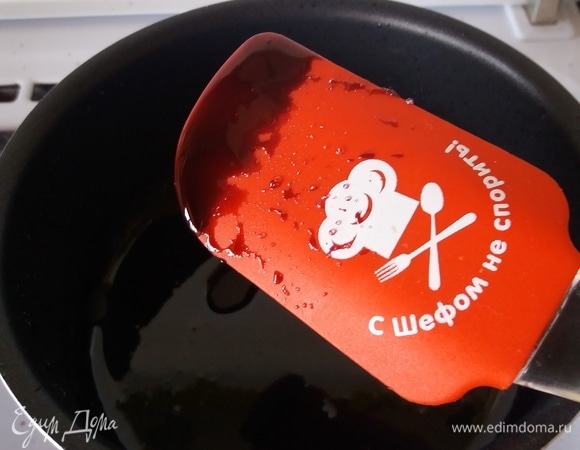 Вино уварить до густообразного желе с 1 ст. л. сахара.