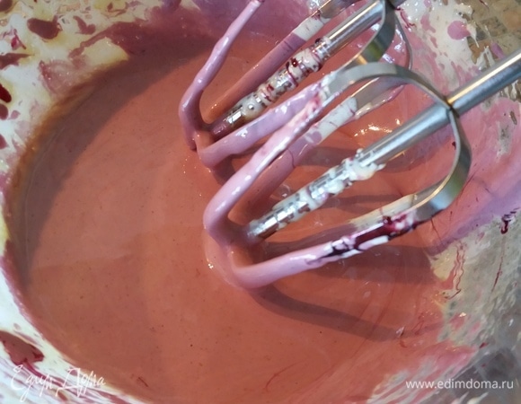 Смешать желтки и выпаренное вино. Тонкой струйкой влить горячие сливки, постоянно помешивая, не допуская сворачивания желтков.