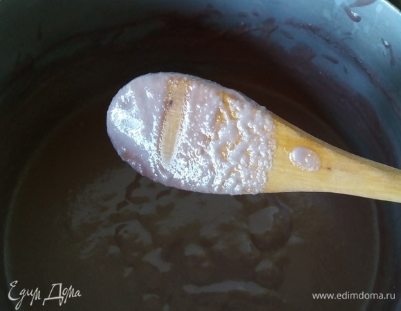 Перелить смесь в чистую кастрюлю и варить на среднем огне минут 8–10, постоянно помешивая, пока крем не будет держаться на ложке. Не допускать закипания крема!