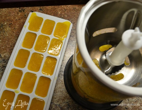 Выжать из апельсинов сок, один очищенный от шкурок и пленок апельсин взбить в пюре. Все смешать с ингредиентами. Разлить в формочки и отправить в морозилку замораживаться.