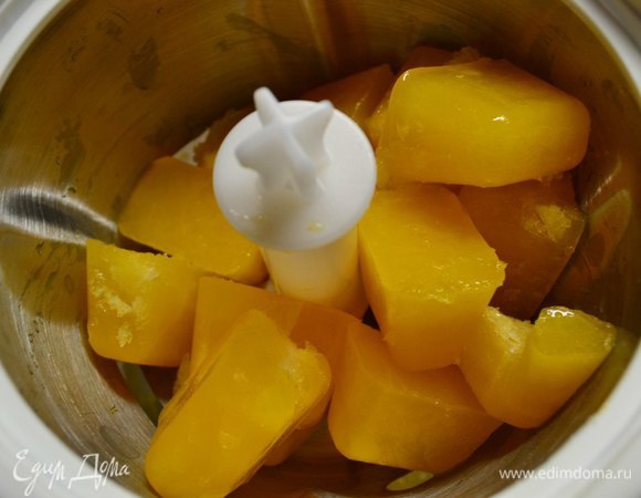 Готовые апельсиновые ледяные кубики опускаем в блендер и взбиваем до мелкой крошки. Выложить в бокал и сразу подать! Приятного аппетита!