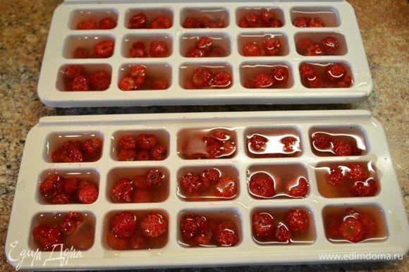 Перед тем как начать варить варенье из малины, заморозим ягоды в формочках для льда. В кипяченой воде растворить мед и залить ягоды. Убрать в морозилку.