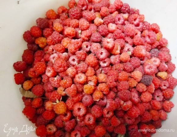 Свежую малину необходимо перебрать. Для малины, как и для клубники, есть рецепт, который называется «пятиминутка». Прелесть такого варенья в том, что малая термическая обработка ягод позволяет лучше сохранить салициловую и фолиевую кислоту, калий, медь, железо и витамины В и С.