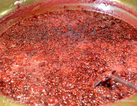 Для получения пенки для вкусного мороженого придется приготовить варенье! На 1 кг сахара должен приходиться 1 кг малины. Засыпанную сахаром малину оставляют на 4–5 часов. Весь образовавшийся за это время сок сливают и кипятят 10 минут. Получается сироп. В него следует засыпать ягоды, затем на слабом огне довести варенье до кипения и кипятить ровно 5 минут. Пенку снимаем в отдельную тарелку и отправляем в холодильник застыть. Это варенье сохранит свои полезные свойства год.