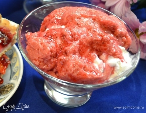 Хорошо остывшую пенку кладем поверх сливочного мороженого и сразу подаем любимым! Всем вам лета солнечного, урожайного и с большими запасами на весь год!