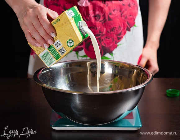 Отмерьте сливки для взбивания.