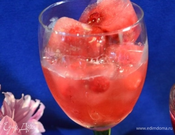 Малиновые льдинки подать в отдельном бокале к мороженому с малиной. В жаркий вечер вы насладитесь ароматами и вкусом лета!