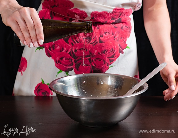 В сгущенное молоко добавьте шампанское или любую другую газировку в пропорции 1:1. У меня брют, а вы смотрите по сладости.