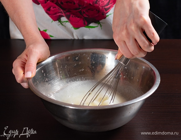 Смешайте вино и молоко венчиком «втирающими» движениями. Нам не нужно выгонять пузырьки газа, нам нужно их беречь.