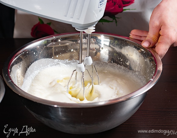Взбейте сливки.