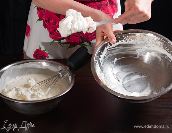 Выложите часть сливок в винно-молочную смесь, слегка вотрите венчиком.