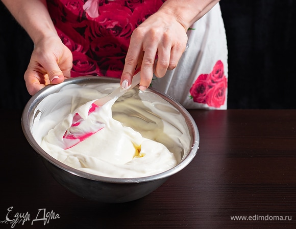 Выложите остаток. Сначала помешайте венчиком, пока комочки сливок не разойдутся. Потом берите лопатку и бережными движениями снизу вверх доведите до однородности. Берегите пену!