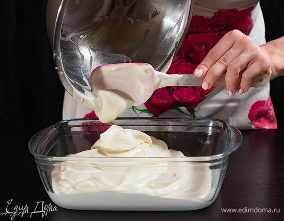 Полученную шелковистую массу переложите в стеклянную форму.