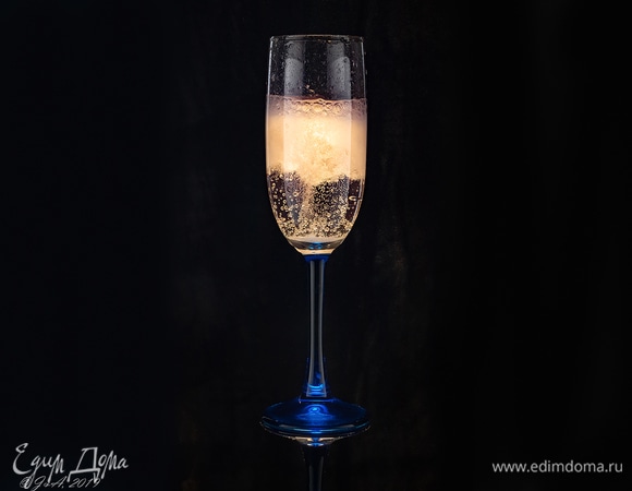 Вкус данного мороженого великолепно оттеняют кислые ягоды типа свежей вишни или красной смородины. А можете взять ананасы. Помните, как у Северянина? «Ананасы в шампанском, удивительно вкусно, ты попробуй хоть раз!». Наслаждайтесь, но помните — в продукте содержится алкоголь, не рекомендуется после него садиться за руль.