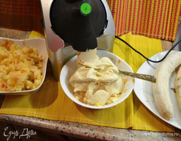 Пропустить через мороженицу подготовленные ингредиенты. Полученные крема перемешать, добавить мед.