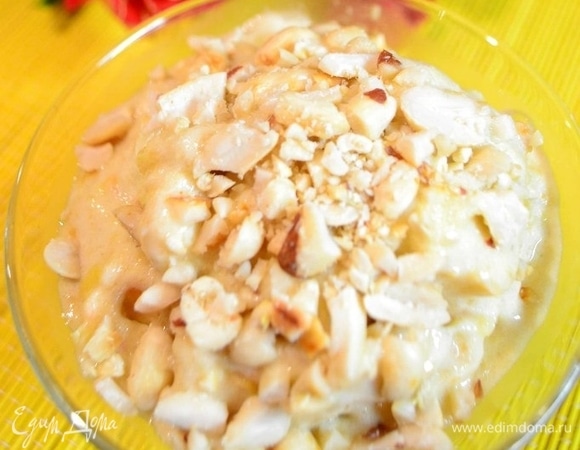 Сразу подать в креманке, сверху посыпать орешками. Приятного аппетита!