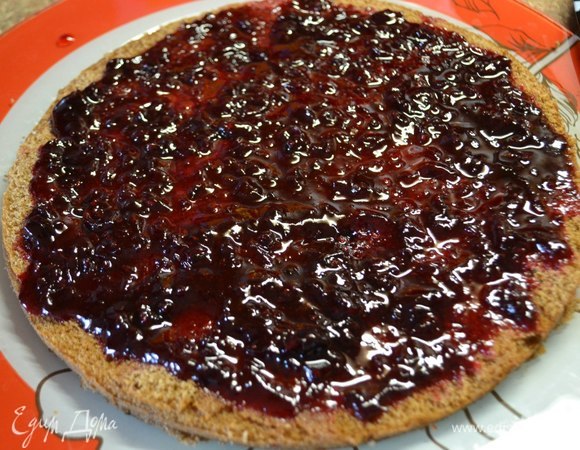 Первый слой шоколадного бисквита пропитываем черной смородиной, протертой с сахаром.