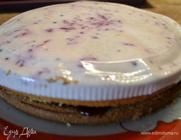 Второй слой белого бисквита пропитываем сладкой медовой водичкой (слегка). Третий слой — бланманже. Способ приготовления: желатин заливаем молоком и убираем в сторону на 1 час. Творог обезжиренный, сметану и сахар с помощью миксера превращаем в однородную массу. Разбухший желатин нагреваем на огне до 50–60°C, но ни в коем случае не даем закипеть, смешиваем с творожной массой. Добавляем ягоды, нарезанный кусочками банан, заливаем в любую емкость (у меня силиконовая форма), застелив пленкой, и убираем в холодильник на 4–5 часов. Далее достаем наше бланманже и украшаем на свой вкус!