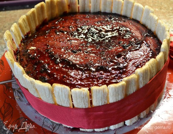 Пропитываем его черной смородиной, протертой с сахаром.