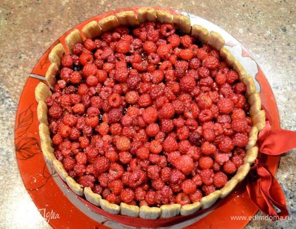 Пятый слой покрываем свежей малиной, сверху покрываем с помощью кисточки разведенным желатином.