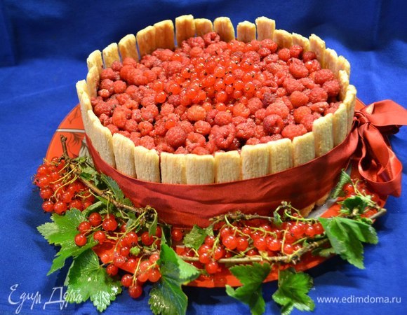 По кругу украшен торт трубочками (печенье), что придало десерту форму корзинки, а если вы подберете ленточку, которой обвяжете торт по кругу и тарелку в цвет, то ваш торт превратится в шляпку) Поставьте в холодильник остыть.