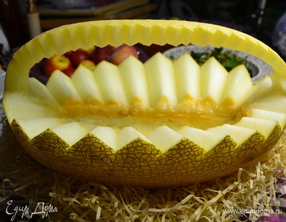 Из дыни вырежем корзинку для фруктов.