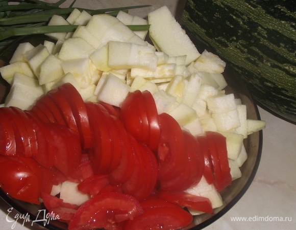 Нарезать очищенный кабачок и помидоры.