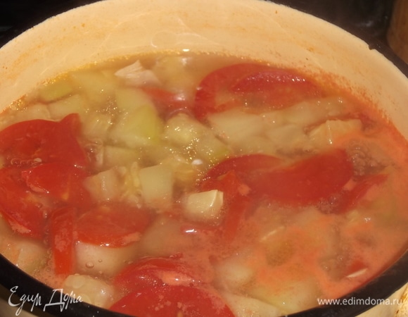 В кастрюлю выложить нарезанные овощи.