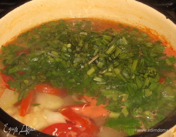 Добавить зеленый лук и петрушку. Варить 10 минут.
