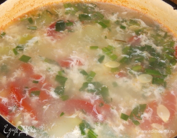 Влить яичную смесь в суп, постоянно помешивая. Добавить соль и куриную грудку. Кипятить суп в течение 3 минут. Приятного аппетита!