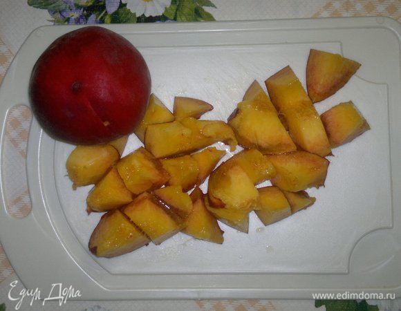 Персики вымыть, обсушить. Разделить на половинки, вынуть косточки и нарезать небольшими кусочками.