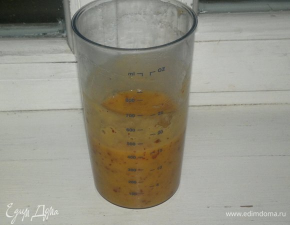 Кусочки персиков измельчить в пюре блендером.