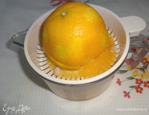 Из лимона выжать сок. 4 столовых ложки лимонного сока добавить в персиковое пюре.