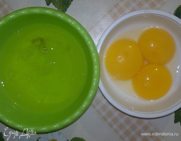 Яйца разделить на белки и желтки. Понадобятся только желтки. Белки можно использовать для приготовления других блюд.
